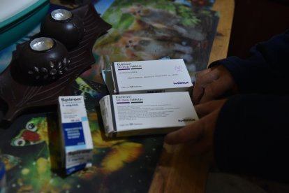 El adolescente debe tomar dos medicamentos diarios para su enfermedad.