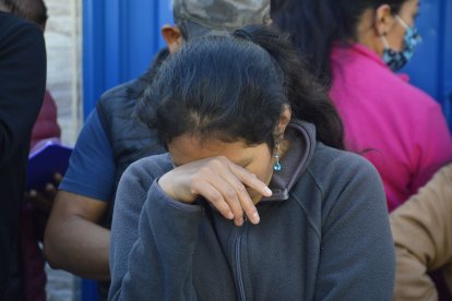 Una madre llora al enterarse de los casos ocurridos en la escuela.