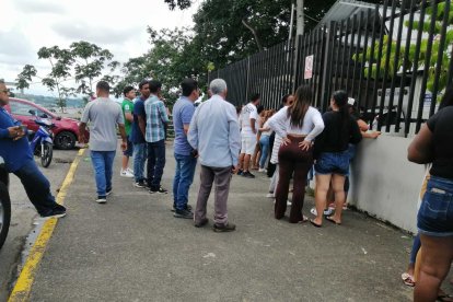 Decenas de personas acudieron a la morgue de Quevedo tras el hallazgo de los restos.
