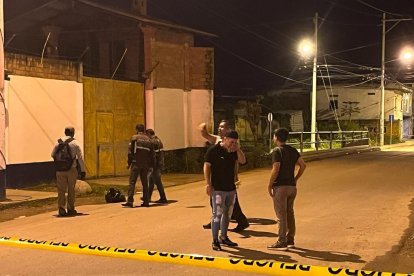 Agentes de la policía tratan de hallar las otras partes de la víctima.