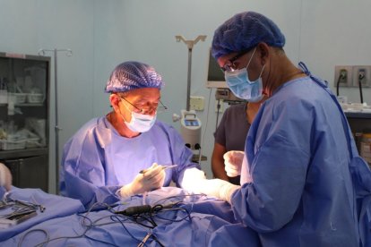 En el Hospital del Niño Dr. Francisco de Icaza Bustamante realizaron cirugías a niños para colocarles implantes cocleares.