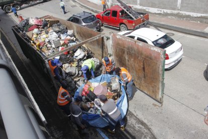 En el sitio se colocó un contenedor para lograr recoger toda la basura acumulada al interior.