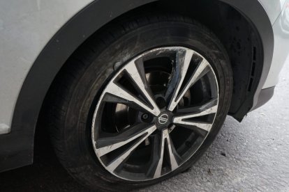 Las llantas del costado derecho se poncharon y fue por eso que el galeno pidió ayuda a su padre.