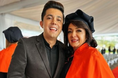 Paulina Tamayo en su graduación con su hijo Willie Tamayo