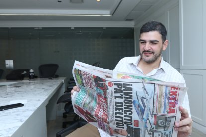 A días de posesionarse en la Alcaldía, aún se da tiempo para hablar de fútbol. Cuestiona a los directivos del club que se aprovechen de sus cargos para hacer campaña y capitalizar votos para la presidencia de Barcelona.