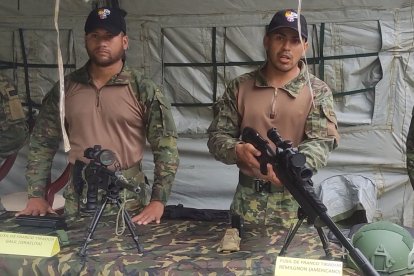 Dos miembros de las Fuerzas Armadas detallan el funcionamiento de los fusiles.
