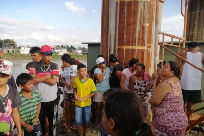 En el lugar, los curiosos se mezclaron con allegados del fallecido.