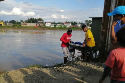El cuerpo de Lenin fue sacado del lodo que se formó en las bases del puente.