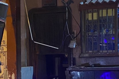 La puerta de la vidriera de las calles Colón y Vernaza quedó inservible a causa del estallido.
