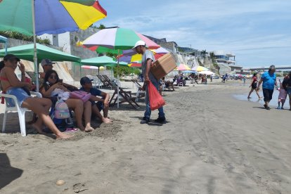 Los visitantes de los balnearios disfrutaron del sol.