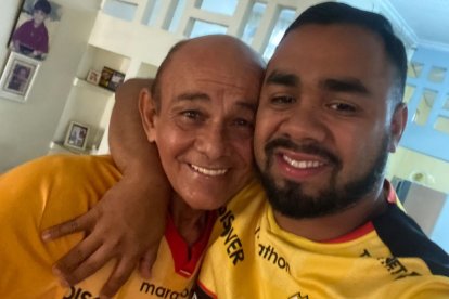 Brian Toribio (d) junto a su abuelo Toribio Cabezas, quien le inculcó el amor por el Ídolo.