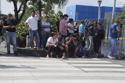 Familiares de los fallecidos buscaban retirar los cadáveres este domingo.
