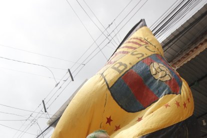 En los exteriores de su ‘caleta’ tiene una bandera de 2,50 por 3 metros, que iza en todos los partidos del Ídolo.