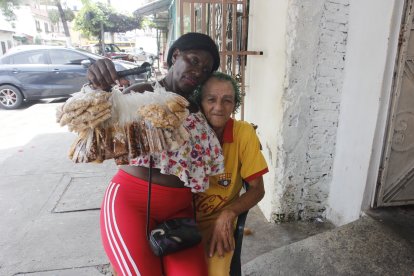 En la foto aparece con su vecina Nancy Bermúdez, una colombiana de 67 años.