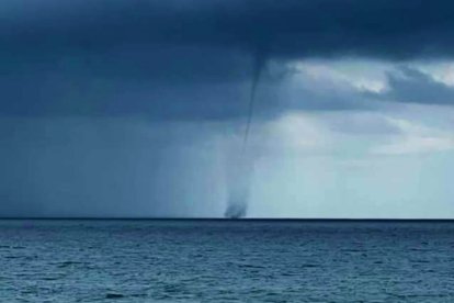 Una especie de remolino fue grabado por varios testigos. Fotos y videos se hicieron virales.