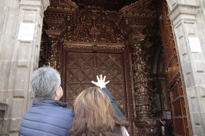 Visitantes miran la obra de uno de los maestros múltiples de la Colonia: Bernardo de Legarda.