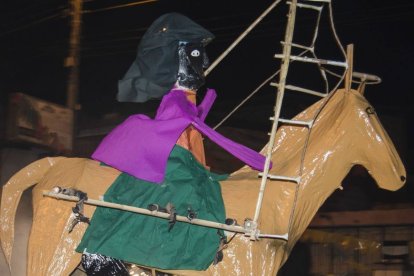 El  oficio de los coheteros aún continúa para las fiestas populares.