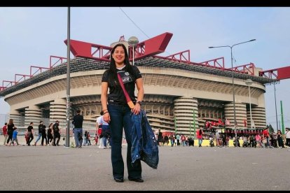 Verito Aguilar luce la camiseta del Ídolo en color negro.