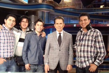 Don Alfonso posando con su equipo de trabajo, en el set de televisión, incluido Santiago Ocaña (der).