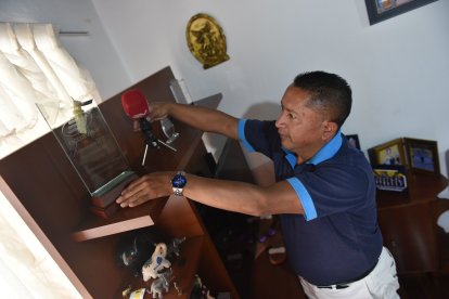 Marco Ramírez muestra el trofeo a mejor reportero que recibió de las manos de Don Alfonso.