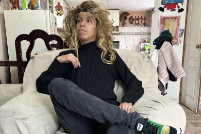 El joven se pone una peluca y ‘se  convierte’ en la madre de un colegial.