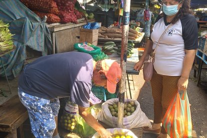 Desde las 05:00 está en el centro de abastos del suroeste porteño y termina de ‘camellar’ a las 15:00.