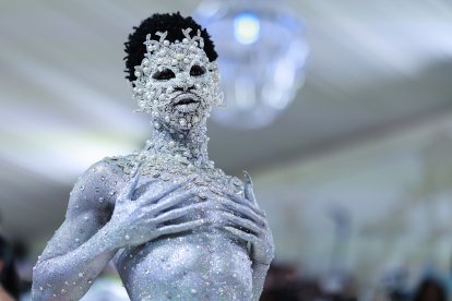 El rapero Lil Nas X cubrió su cuerpo completamente de brillantes.