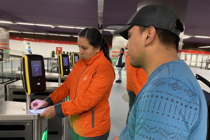 Personal de las estaciones guía a los usuarios en el proceso  de ingreso a los andenes.