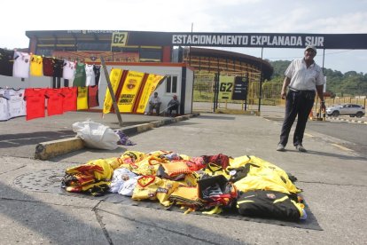 Vendedores también aprovechan la previa del partido para sacar alguna que otra ganancia.