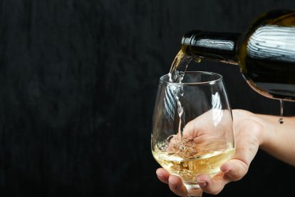 El vino blanco ayuda a contrarrestar la mancha del tinto.
