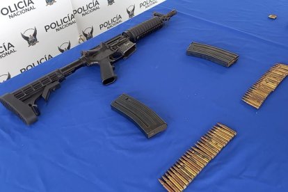 En los allanamientos decomisaron un arma de fuego tipo fusil, una pistola, 4 alimentadoras, 50 cartuchos calibre 5.56, 17 cartuchos calibre 9 mm.