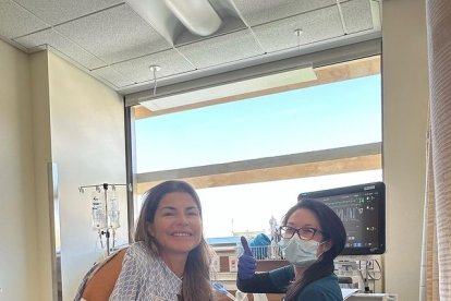 Ya camina con el andador. Se espera que en junio sea dada de alta y regrese a Ecuador.