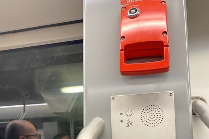 Junto a las puertas se han colocado intercomunicadores para alertar de inmediato cualquier emergencia.