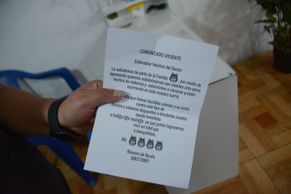 Estos son los panfletos que les dejaron a los dueños de los negocios.