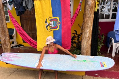 Fanny debe pulir su tabla con cera para que sus pies no resbalen de la misma.