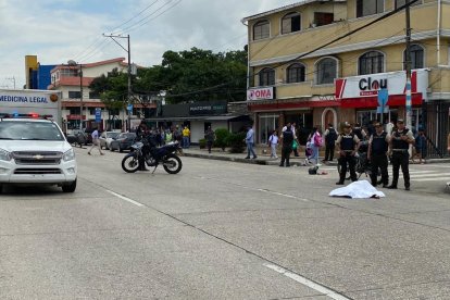 Los abatidos no fueron identificados. Como evidencias se halló una moto y un arma de fuego.