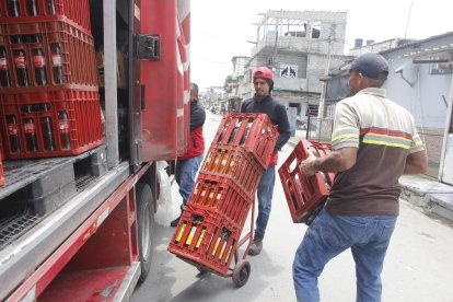Ganchozo con sus compañeros de labores Douglas Villao (d) y Eduardo Campuzano (i).