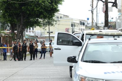 ENLA GORZOTA UN HOMBRE FUE ASESINA A TIROS DENTRO DE SU VEHICULO LOS SUPUESTO SICARIOS LLEGARON EN UN VEHICULOS PALTEADO 3 DE MAYO DEL 2023 GUAYAQUIL-ECUADOR