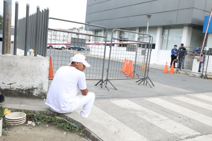 La pareja sentimental de la occisa acudió a la morgue para retirar el cuerpo.