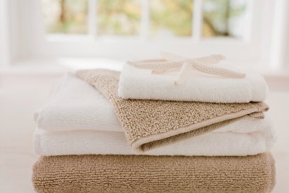 Las toallas para secarse el rostro deben ser de suave textura.