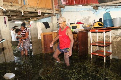 La planta baja de la vivienda de Rafael se mantiene llena de agua. Aunque el líquido ha descendido, no se ha drenado por completo.