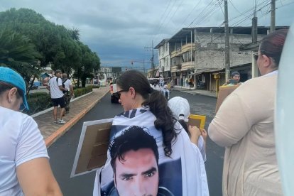 Con el rostro del taxista en camisetas y en una pancarta pidieron la liberación.