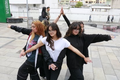 Bailan para superar la timidez y para recuperar espacios de la ciudad que se han tornado inseguros.