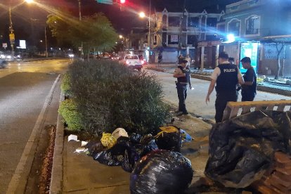 Policías acordonaron el lugar del asesinato para recabar indicios.