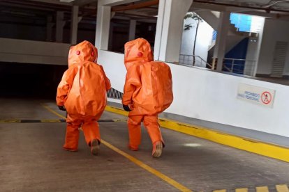 Dos técnicos del Cuerpo de Bomberos entraron a sacar los cadáveres.