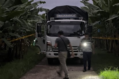 En este vehículo se movilizaban los trabajadores que fueron asesinados.
