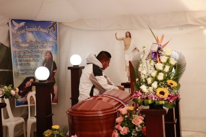 Amigos y familiares de Katherine Cingaña acudieron al velorio que se realizó en la casa donde vivía, en la Ferroviaria, sur de Quito.