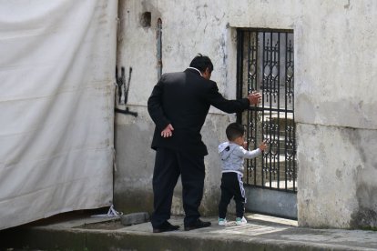 Franklin Cingaña, padre de la víctima, cuida a su nieto que quedó en la orfandad.