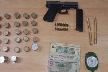 En un dormitorio se halló un arma de fuego, municiones, droga.