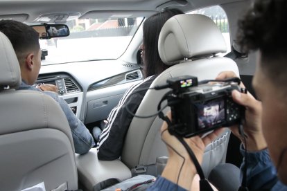 Samuel Salazar deja  listo el auto antes del inicio del viaje con los deportistas. También se encarga de la filmación y la edición.